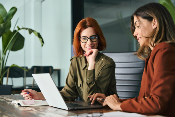 Female_colleagues_at_laptop_together.jpg